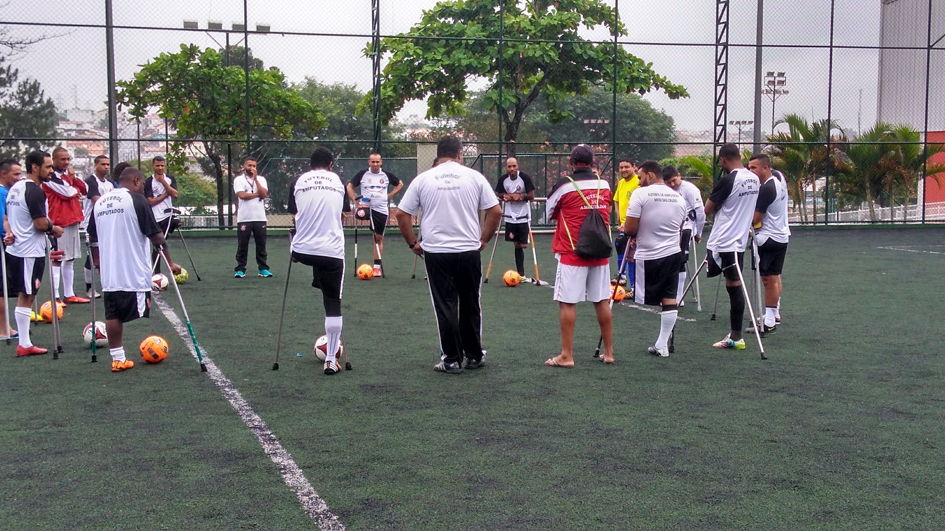 time de amputados atento ao tecnico